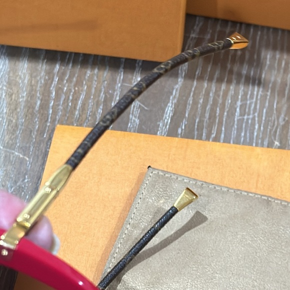 Louis Vuitton,three-way red sunglasses with Louis Vuitton, monogram on the sides - Picture 11 of 13